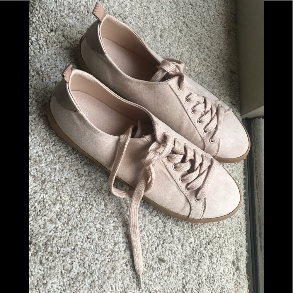 GAP PAIR OF WOMEN’S SHOES 👟